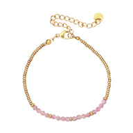 Bracelet fin avec perles roses naturelles et perles dorées, fermoir mousqueton doré, style rétro chic.