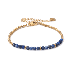 Packshot studio bracelet Dison Lapis lazuli, vue frontale basse posée sur table, fond blanc pur — 9 octobre 2026