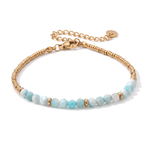 Packshot studio bracelet Dison Amazonite / Aigue-marine, vue frontale basse posée sur table, fond blanc pur — 9 octobre 2026