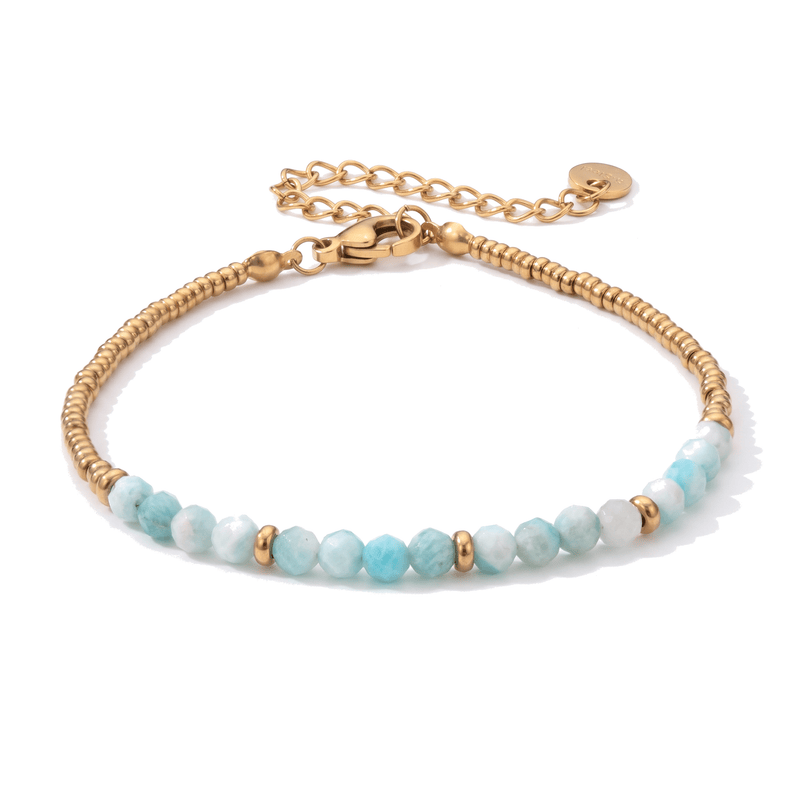 Packshot studio bracelet Dison Amazonite / Aigue-marine, vue frontale basse posée sur table, fond blanc pur — 9 octobre 2026
