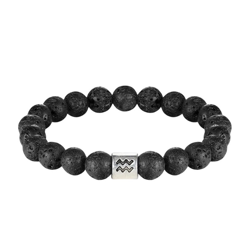 Bracelet élastique en perles noires de pierre de lave avec un carré métallique gravé du symbole astrologique Verseau.