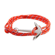 Bracelet multiple-tour en cordon nautique rouge avec ancre en titane argentée.