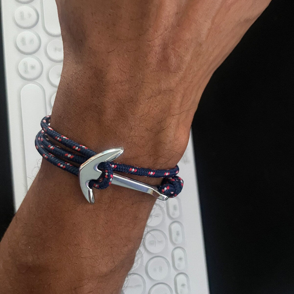 Bracelet multiple-tour cordon nautique bleu marine avec ancre en titane brillante.