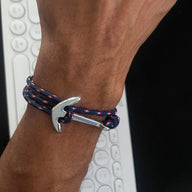 Bracelet multiple-tour cordon nautique bleu marine avec ancre en titane brillante.