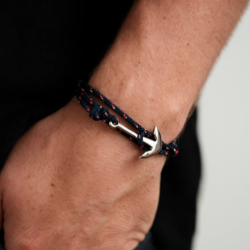 Bracelet multiple-tour en cordon nautique bleu marine avec ancre en titane brillante.