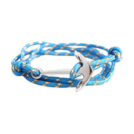 Bracelet multi-tours en cordon nautique bleu turquoise avec ancre en titane argentée.