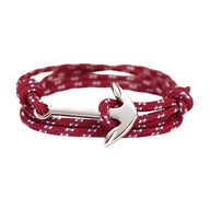 Bracelet multiple-tour en cordon nautique rouge avec motif blanc et ancre en titane argenté.