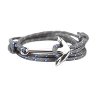 Bracelet multiple tours en cordon nautique gris à reflets bleus avec ancre en titane argentée.