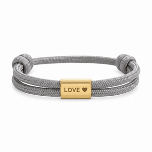 Bracelet Veyron Gris et or, plaque centrale gravée LOVE ♥, posé de face sur fond blanc