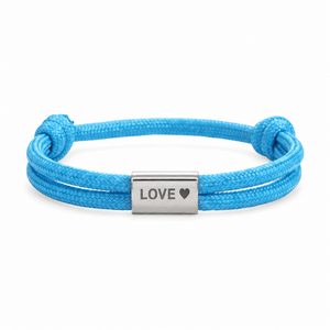 Bracelet Veyron Bleu et argent, plaque centrale gravée LOVE ♥, posé de face sur fond blanc