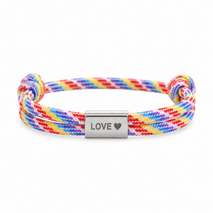 Bracelet Veyron Multicolore et argent, plaque centrale gravée LOVE ♥, posé de face sur fond blanc