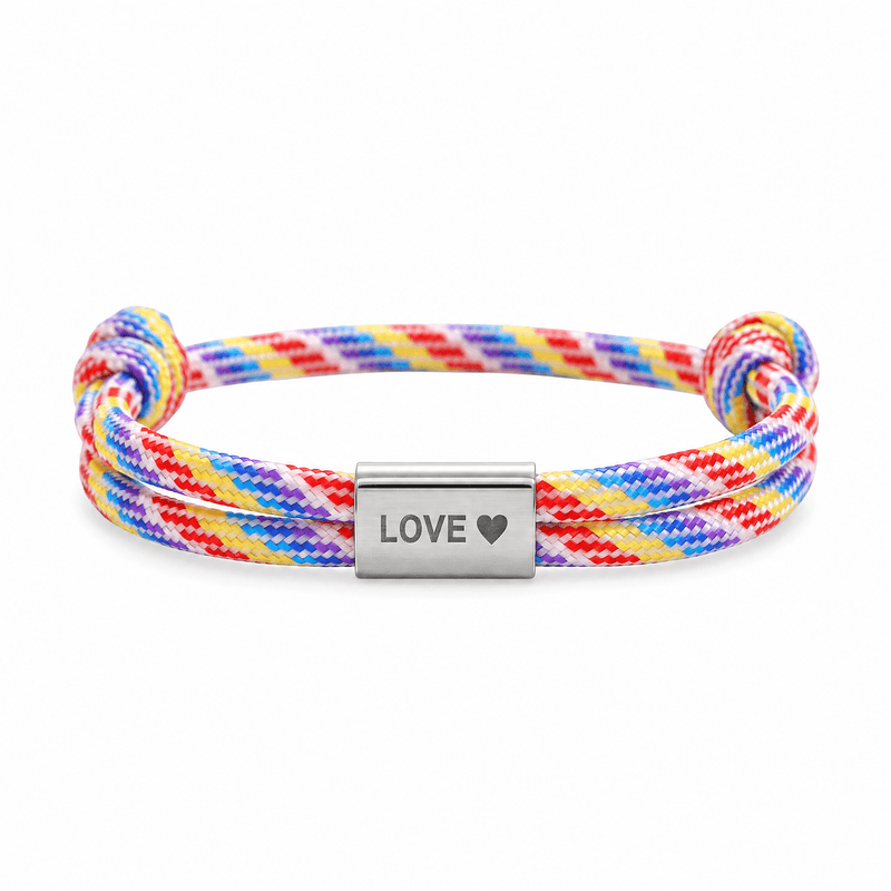 Bracelet Veyron Multicolore et argent, plaque centrale gravée LOVE ♥, posé de face sur fond blanc