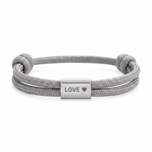 Bracelet Veyron Gris et argent, plaque centrale gravée LOVE ♥, posé de face sur fond blanc
