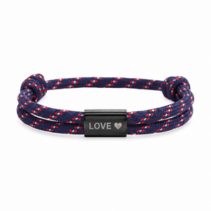 Bracelet Veyron Tricolore et noir, plaque centrale gravée LOVE ♥, posé de face sur fond blanc