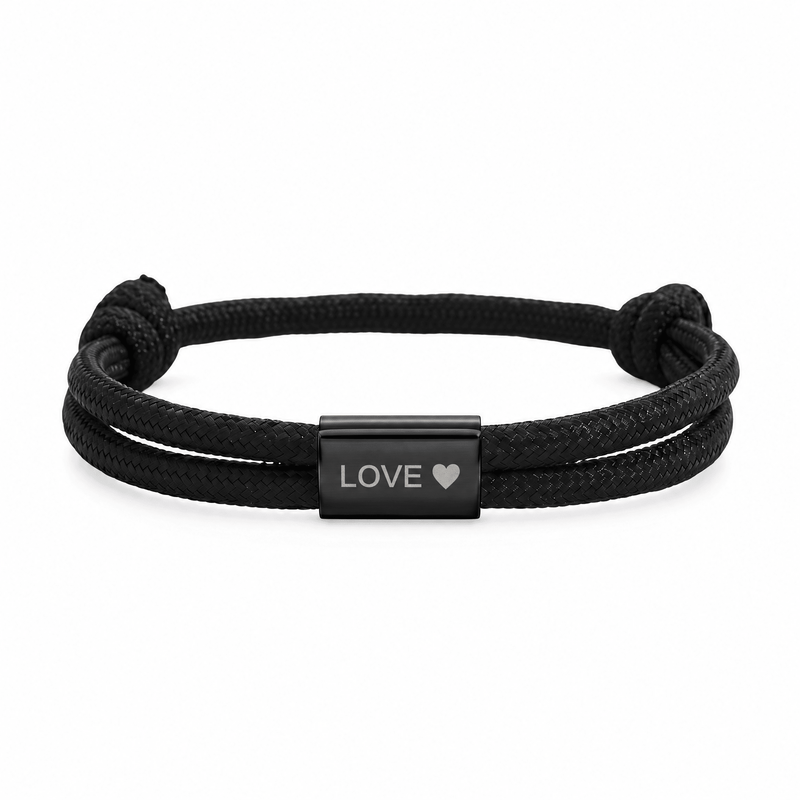 Bracelet Veyron Noir et noir, plaque centrale gravée LOVE ♥, posé de face sur fond blanc