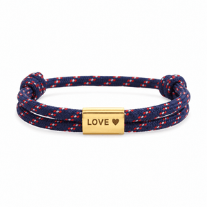 Bracelet Veyron Tricolore et or, plaque centrale gravée LOVE ♥, posé de face sur fond blanc