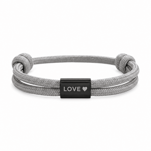 Bracelet Veyron Gris et noir, plaque centrale gravée LOVE ♥, posé de face sur fond blanc