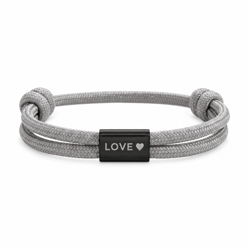 Bracelet Veyron Gris et noir, plaque centrale gravée LOVE ♥, posé de face sur fond blanc
