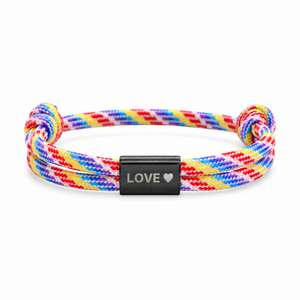 Bracelet Veyron Multicolore et noir, plaque centrale gravée LOVE ♥, posé de face sur fond blanc
