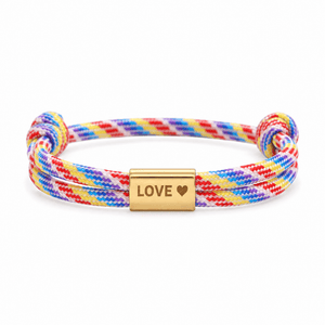 Bracelet Veyron Multicolore et or, plaque centrale gravée LOVE ♥, posé de face sur fond blanc