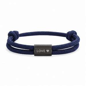 Bracelet Veyron Bleu marine et noir, plaque centrale gravée LOVE ♥, posé de face sur fond blanc