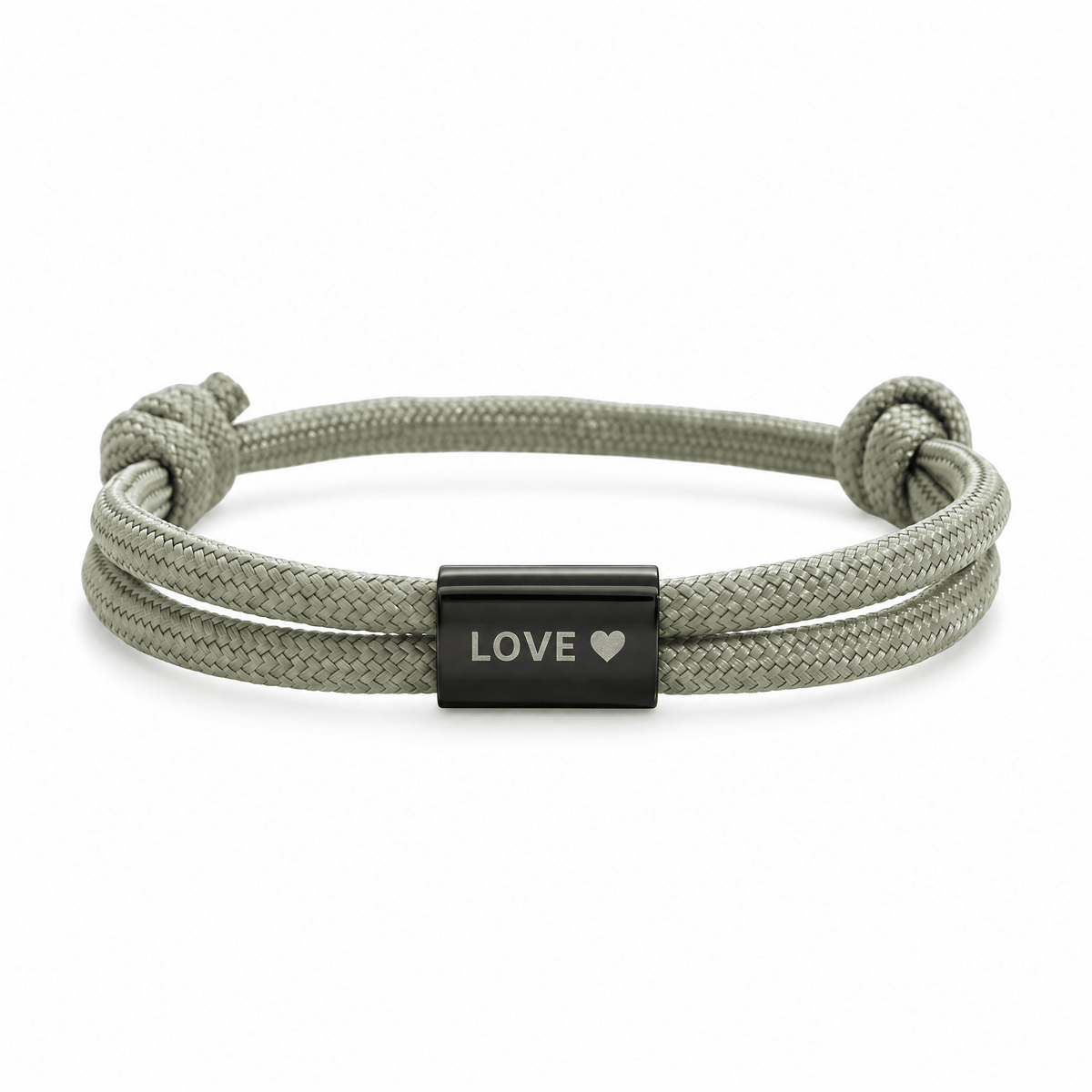 Bracelet Veyron Vert et noir, plaque centrale gravée LOVE ♥, posé de face sur fond blanc