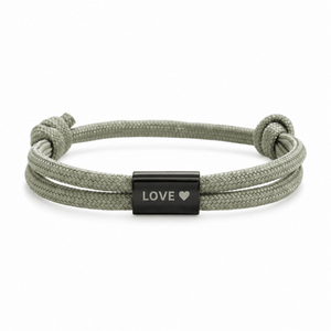 Bracelet Veyron Vert et noir, plaque centrale gravée LOVE ♥, posé de face sur fond blanc