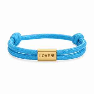 Bracelet Veyron Bleu et or, plaque centrale gravée LOVE ♥, posé de face sur fond blanc