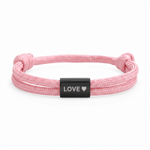 Bracelet Veyron Rose et noir, plaque centrale gravée LOVE ♥, posé de face sur fond blanc