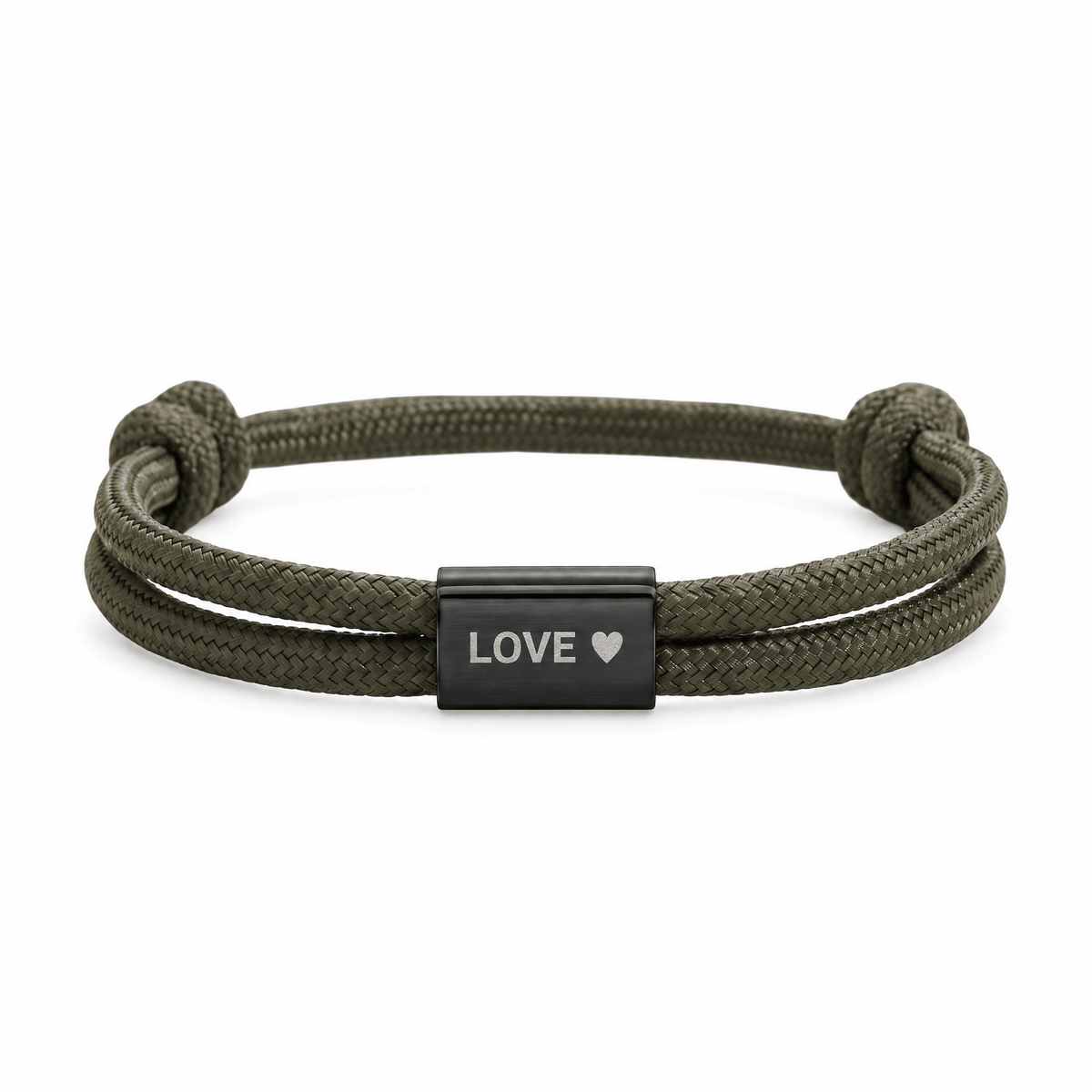 Bracelet Veyron Kaki et noir, plaque centrale gravée LOVE ♥, posé de face sur fond blanc