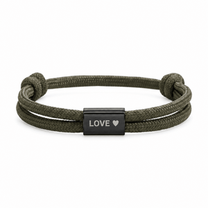 Bracelet Veyron Kaki et noir, plaque centrale gravée LOVE ♥, posé de face sur fond blanc