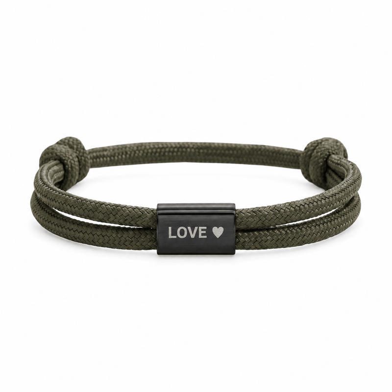 Bracelet Veyron Kaki et noir, plaque centrale gravée LOVE ♥, posé de face sur fond blanc