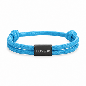 Bracelet Veyron Bleu et noir, plaque centrale gravée LOVE ♥, posé de face sur fond blanc