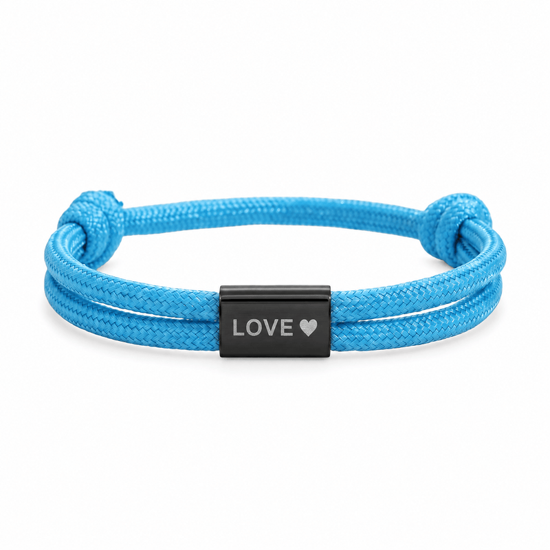 Bracelet Veyron Bleu et noir, plaque centrale gravée LOVE ♥, posé de face sur fond blanc