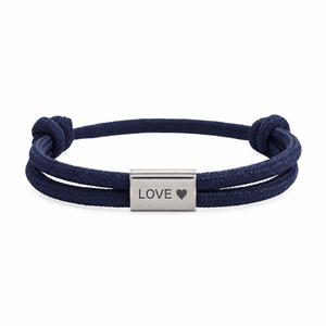 Bracelet Veyron Bleu marine et argent, plaque centrale gravée LOVE ♥, posé de face sur fond blanc