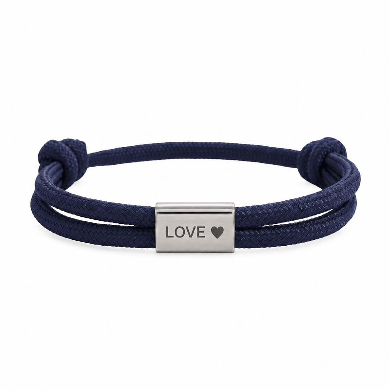 Bracelet Veyron Bleu marine et argent, plaque centrale gravée LOVE ♥, posé de face sur fond blanc