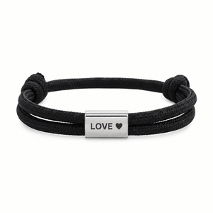 Bracelet Veyron Noir et argent, plaque centrale gravée LOVE ♥, posé de face sur fond blanc