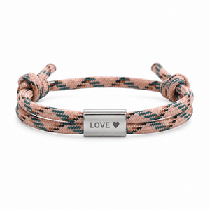 Bracelet Veyron Camouflage et argent, plaque centrale gravée LOVE ♥, posé de face sur fond blanc