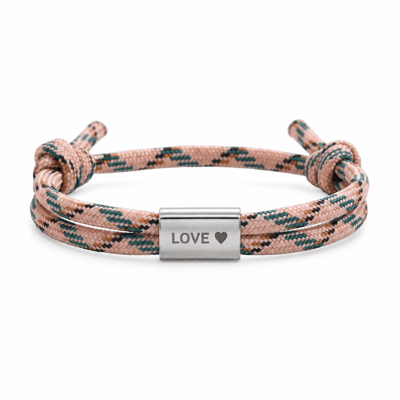 Bracelet Veyron Camouflage et argent, plaque centrale gravée LOVE ♥, posé de face sur fond blanc