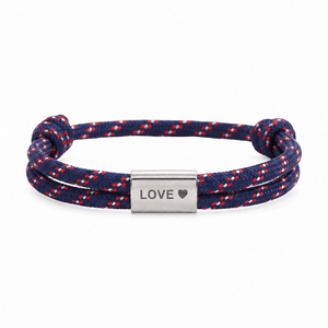 Bracelet Veyron Tricolore et argent, plaque centrale gravée LOVE ♥, posé de face sur fond blanc