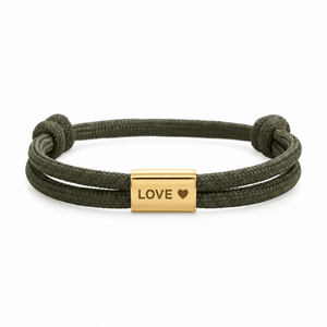 Bracelet Veyron Kaki et or, plaque centrale gravée LOVE ♥, posé de face sur fond blanc