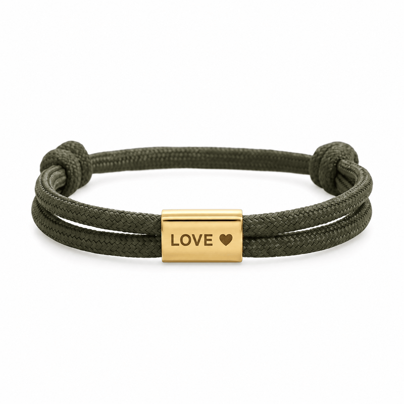 Bracelet Veyron Kaki et or, plaque centrale gravée LOVE ♥, posé de face sur fond blanc