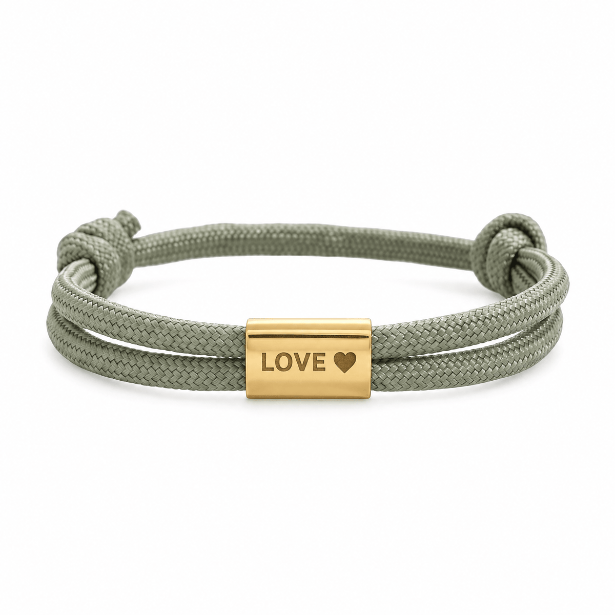 Bracelet Veyron Vert et or, plaque centrale gravée LOVE ♥, posé de face sur fond blanc