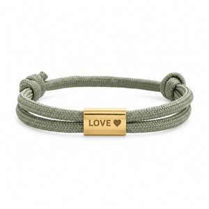 Bracelet Veyron Vert et or, plaque centrale gravée LOVE ♥, posé de face sur fond blanc