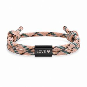 Bracelet Veyron Camouflage et noir, plaque centrale gravée LOVE ♥, posé de face sur fond blanc