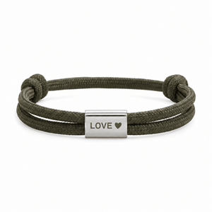 Bracelet Veyron Kaki et argent, plaque centrale gravée LOVE ♥, posé de face sur fond blanc