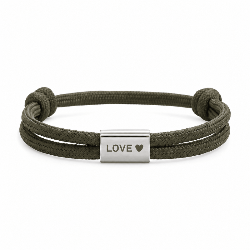 Bracelet Veyron Kaki et argent, plaque centrale gravée LOVE ♥, posé de face sur fond blanc