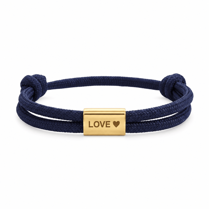 Bracelet Veyron Bleu marine et or, plaque centrale gravée LOVE ♥, posé de face sur fond blanc