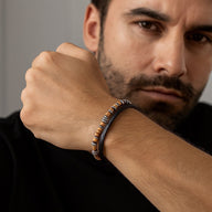 Bracelet masculin en cuir noir avec pierres naturelles marron et détails métalliques argentés, fermoir sécurisé.