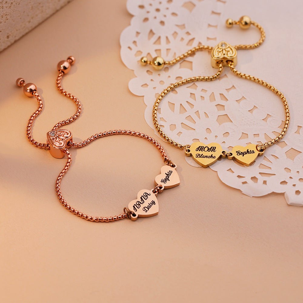 Bracelet ajustable en acier inoxydable or et rose avec trois cœurs gravés de prénoms, design délicat et féminin.